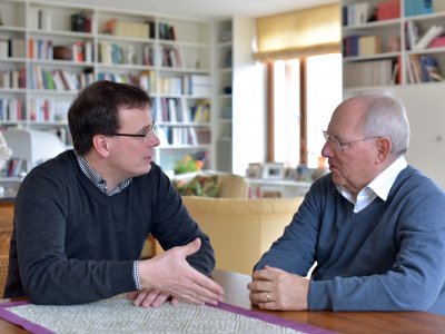 Volker Schebesta und Bundesminister Wolfgang Schäuble im Gespräch